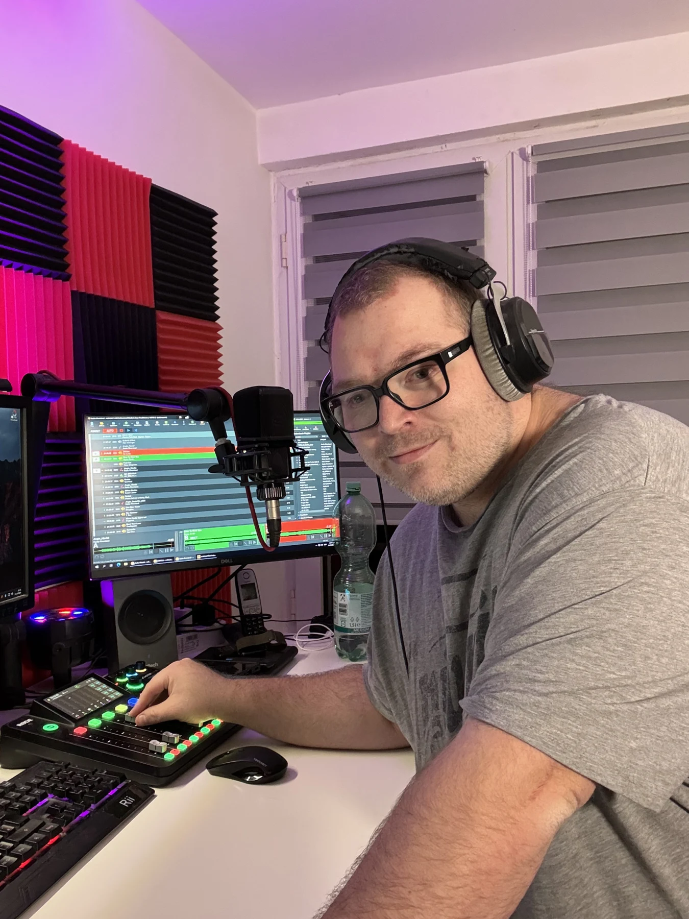 JP mit Kopfhörern und Mikrofon in seinem Heimstudio
